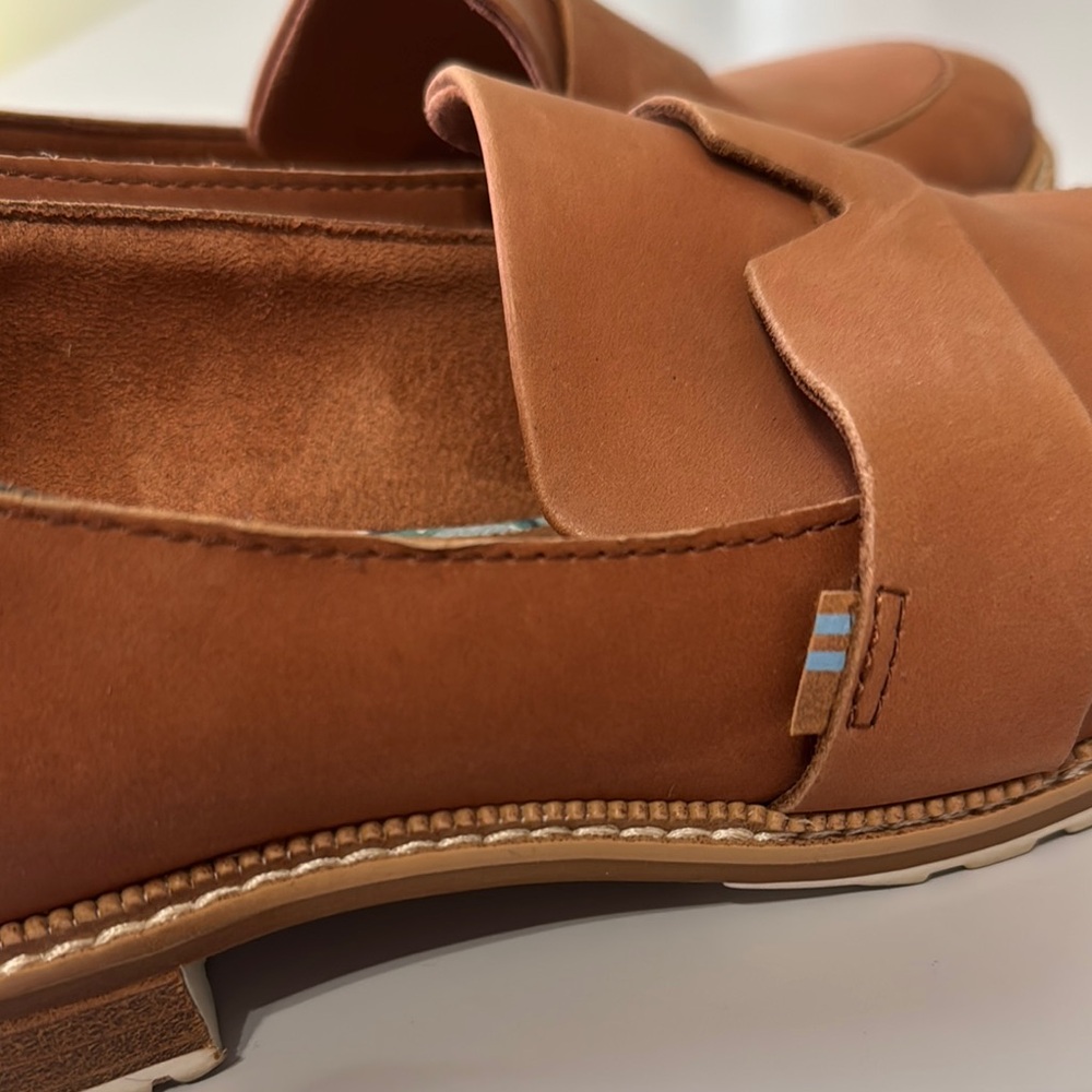 Toms Woman's Brown Leather Flats Classic Loafers / Size 9.5 - Picture 5 of 8